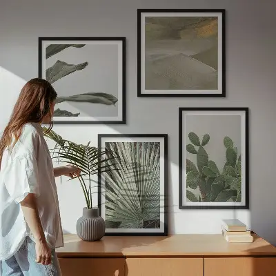 Conjunto de 4 quadros com moldura com estampa de folhas de plantas tropicais em tons pastel