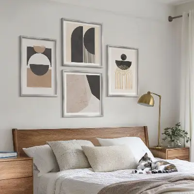 Composição de quadros com formas abstratas em tons de bege e marrom