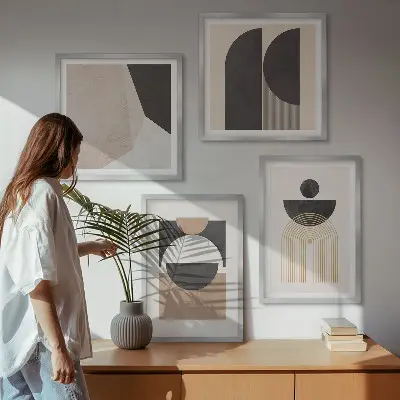 Composição de quadros com formas abstratas em tons de bege e marrom
