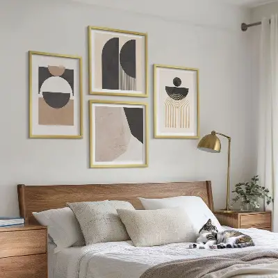 Composição de quadros com formas abstratas em tons de bege e marrom