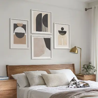 Composição de quadros com formas abstratas em tons de bege e marrom