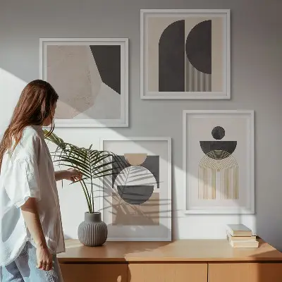 Composição de quadros com formas abstratas em tons de bege e marrom