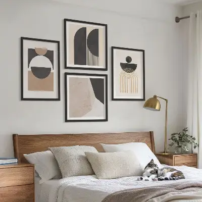 Composição de quadros com formas abstratas em tons de bege e marrom