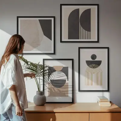 Composição de quadros com formas abstratas em tons de bege e marrom