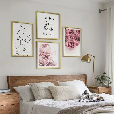 Conjunto de 4 quadros com moldura decorativos com desenho linear de buquês de rosas para a família