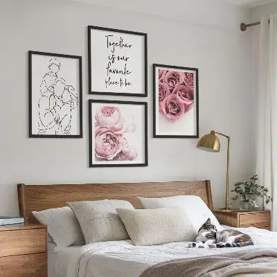 Conjunto de 4 quadros com moldura decorativos com desenho linear de buquês de rosas para a família