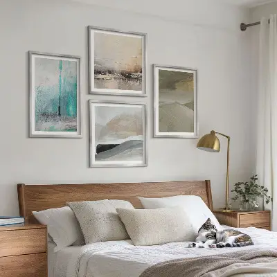 Composição de quadros com decorações abstratas pintadas