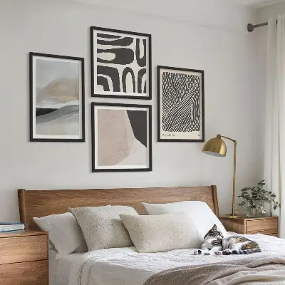 Composição de quadros com estampas abstratas de decoração estilo boho