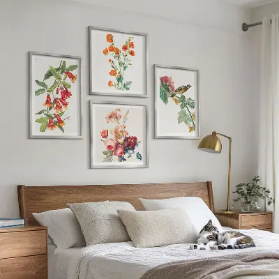 Conjunto de 4 quadros com moldura com estampa de flores pintadas e pássaro retrô