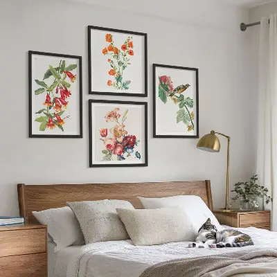 Conjunto de 4 quadros com moldura com estampa de flores pintadas e pássaro retrô
