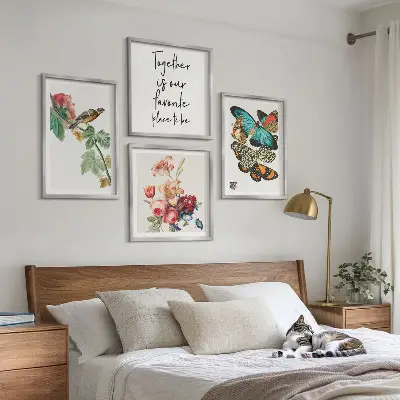 Conjunto de 4 quadros com moldura com estampas de flores, borboletas e pássaros em tons pastel