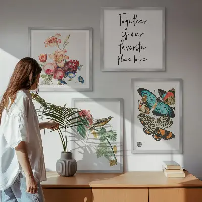 Conjunto de 4 quadros com moldura com estampas de flores, borboletas e pássaros em tons pastel