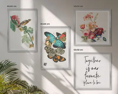 Conjunto de 4 quadros com moldura com estampas de flores, borboletas e pássaros em tons pastel
