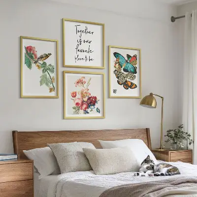 Conjunto de 4 quadros com moldura com estampas de flores, borboletas e pássaros em tons pastel