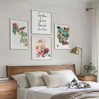 Conjunto de 4 quadros com moldura com estampas de flores, borboletas e pássaros em tons pastel