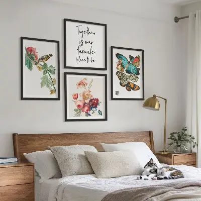 Conjunto de 4 quadros com moldura com estampas de flores, borboletas e pássaros em tons pastel