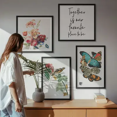 Conjunto de 4 quadros com moldura com estampas de flores, borboletas e pássaros em tons pastel