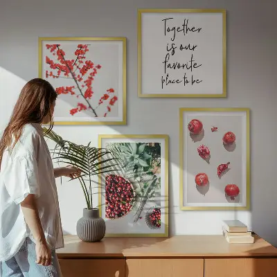 Conjunto de 4 quadros com moldura de frutos vermelhos com estilo minimalista