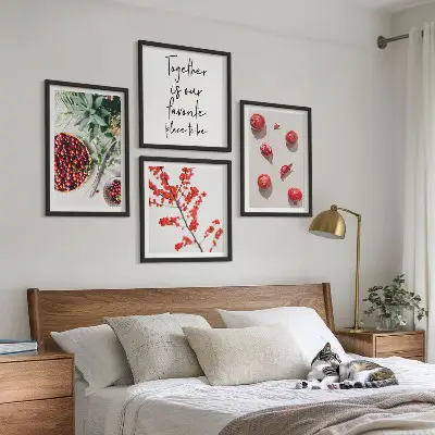 Conjunto de 4 quadros com moldura de frutos vermelhos com estilo minimalista