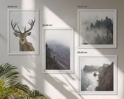 Políptico com moldura paisagem montanhosa com veado no nevoeiro