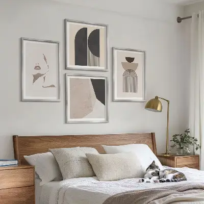 Conjunto de 4 quadros com moldura com padrões abstratos em branco e marrom