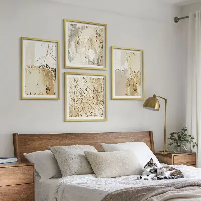 Composição de quadros com padrões abstratos em bege e branco