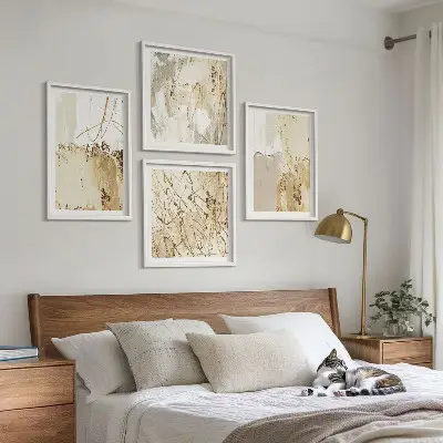 Composição de quadros com padrões abstratos em bege e branco