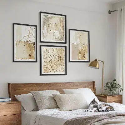 Composição de quadros com padrões abstratos em bege e branco
