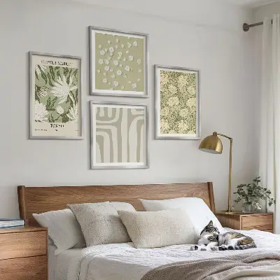 Composição de quadros estilo boho com plantas em tons pastel