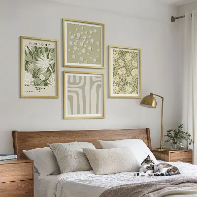 Composição de quadros estilo boho com plantas em tons pastel