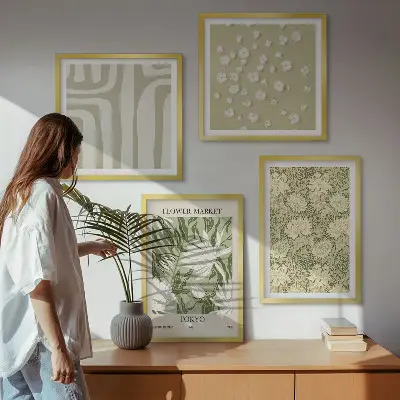 Composição de quadros estilo boho com plantas em tons pastel