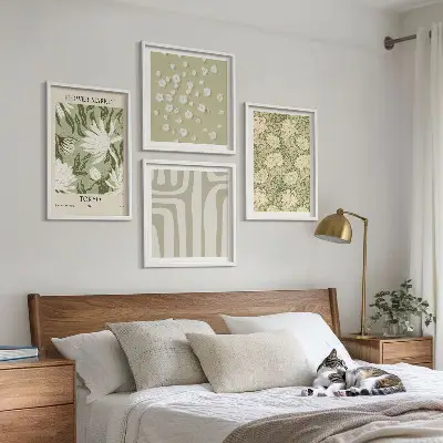 Composição de quadros estilo boho com plantas em tons pastel