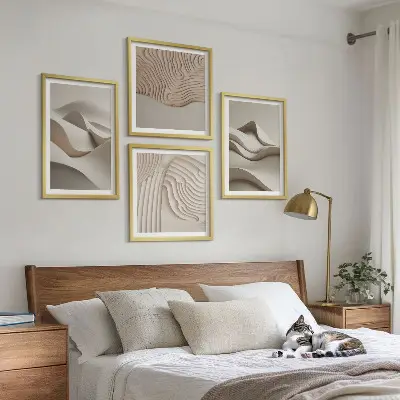 Conjunto de 4 quadros com moldura com estampa de ondas abstratas em tons de bege