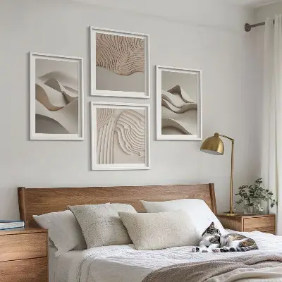 Conjunto de 4 quadros com moldura com estampa de ondas abstratas em tons de bege