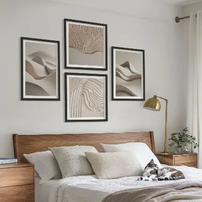 Conjunto de 4 quadros com moldura com estampa de ondas abstratas em tons de bege