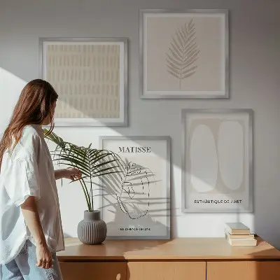 Composição de quadros com linhas e formas em bege e branco