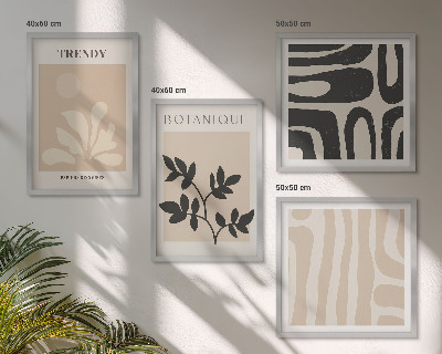 Composição de quadros Estampas florais elegantes em tons de bege e preto.