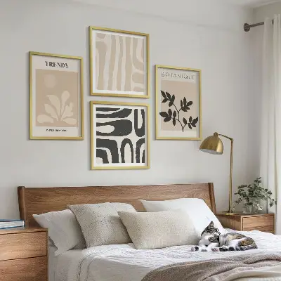 Composição de quadros com estampas florais elegantes em tons de bege e preto