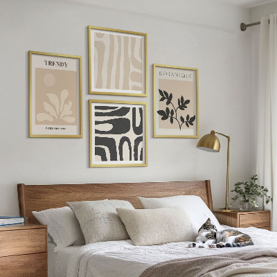 Composição de quadros Estampas florais elegantes em tons de bege e preto.
