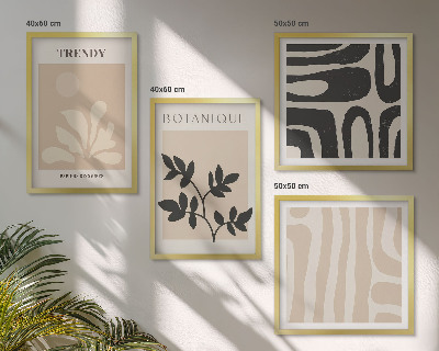 Composição de quadros Estampas florais elegantes em tons de bege e preto.