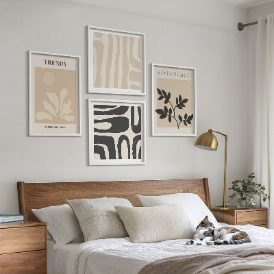 Composição de quadros Estampas florais elegantes em tons de bege e preto.