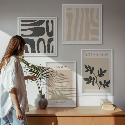 Composição de quadros Estampas florais elegantes em tons de bege e preto.