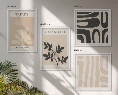 Composição de quadros Estampas florais elegantes em tons de bege e preto.