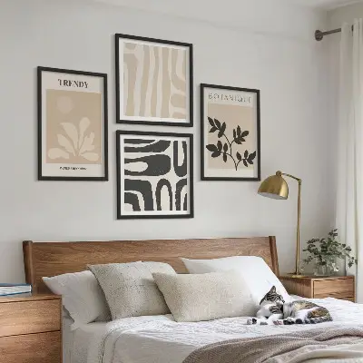 Composição de quadros com estampas florais elegantes em tons de bege e preto