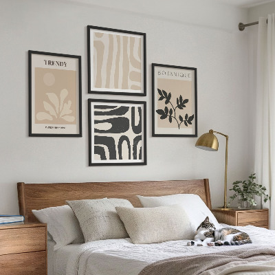 Composição de quadros Estampas florais elegantes em tons de bege e preto.