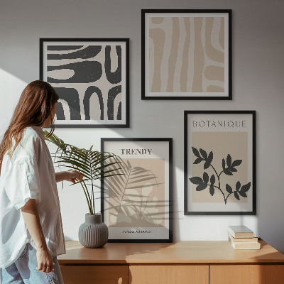 Composição de quadros Estampas florais elegantes em tons de bege e preto.
