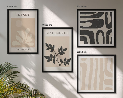 Composição de quadros Estampas florais elegantes em tons de bege e preto.
