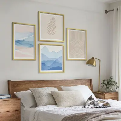 Conjunto de 4 quadros com moldura com estampas de ondas de folhas em tons de bege e azul