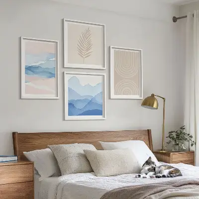 Conjunto de 4 quadros com moldura com estampas de ondas de folhas em tons de bege e azul