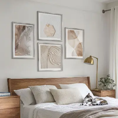 Conjunto de 4 quadros com moldura com estampas de estruturas abstratas pintadas
